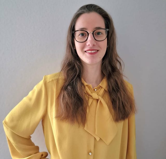 Johanna Schmit, photographe, appareil en main lors d'une séance en extérieur